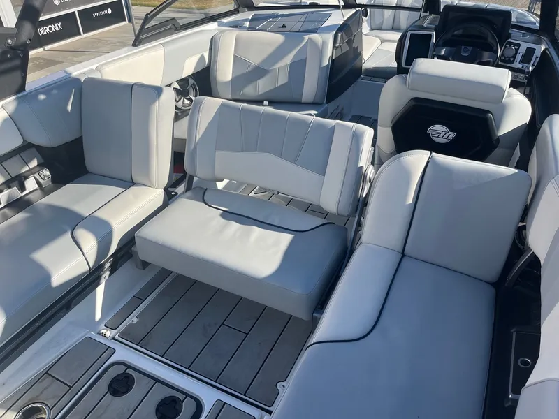 Slide: The Image of Malibu Wakesetter 23 MXZ 2020 - 34