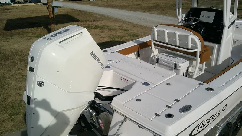 Slide: The Image of Robalo 246 Cayman 2026 - 5