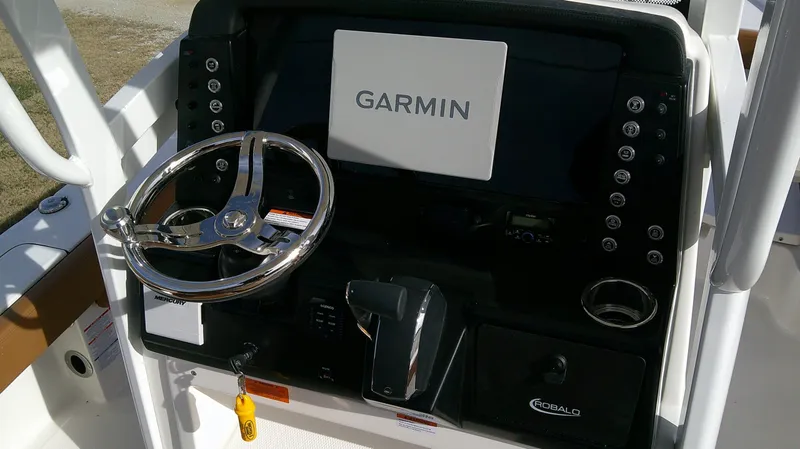 Slide: The Image of Robalo 246 Cayman 2026 - 6