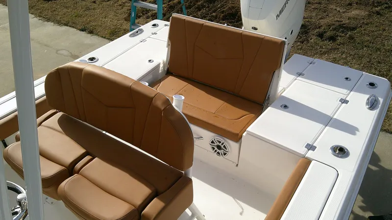 Slide: The Image of Robalo 246 Cayman 2026 - 7