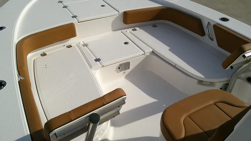 Slide: The Image of Robalo 246 Cayman 2026 - 8