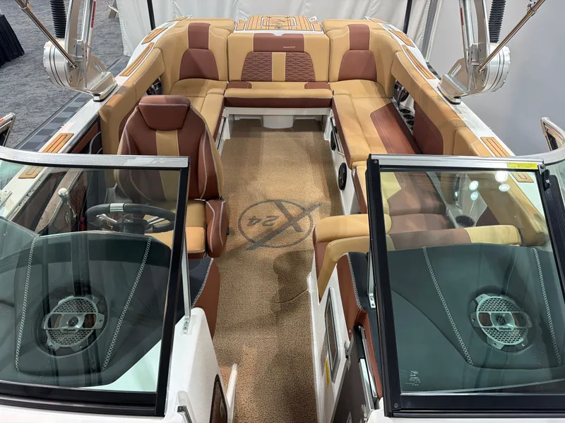 Slide: The Image of MasterCraft X24 2020 - 10