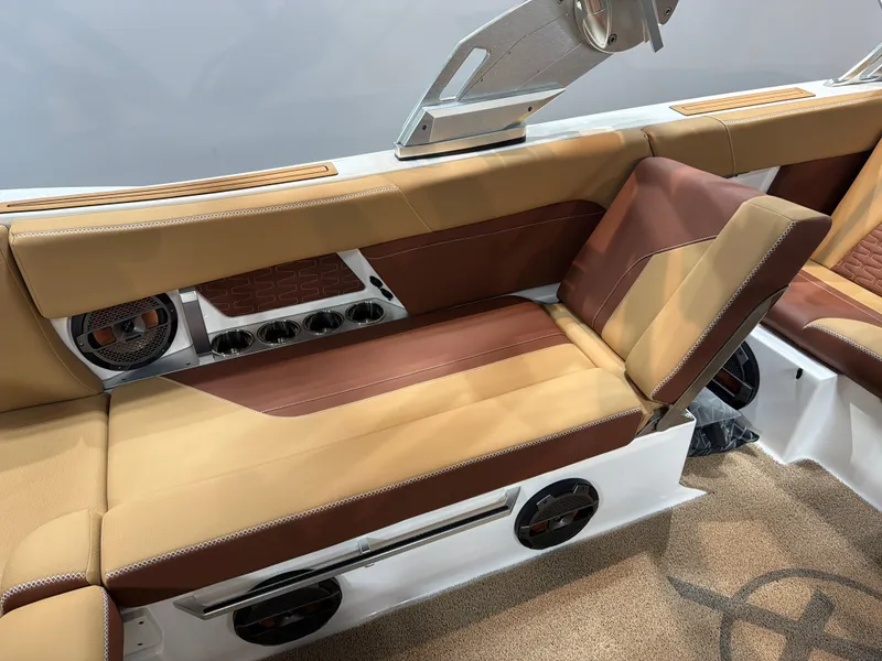 Slide: The Image of MasterCraft X24 2020 - 15