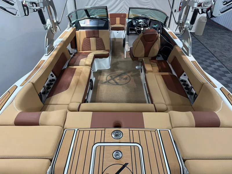 Slide: The Image of MasterCraft X24 2020 - 8