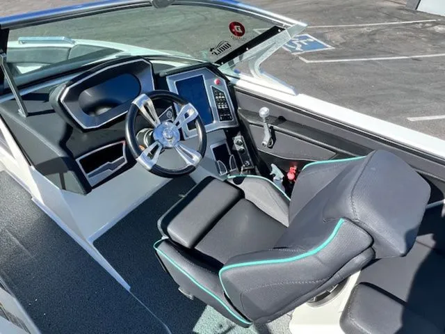 Slide: The Image of MasterCraft XT22 2018 - 12