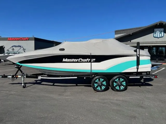 Slide: The Image of MasterCraft XT22 2018 - 22