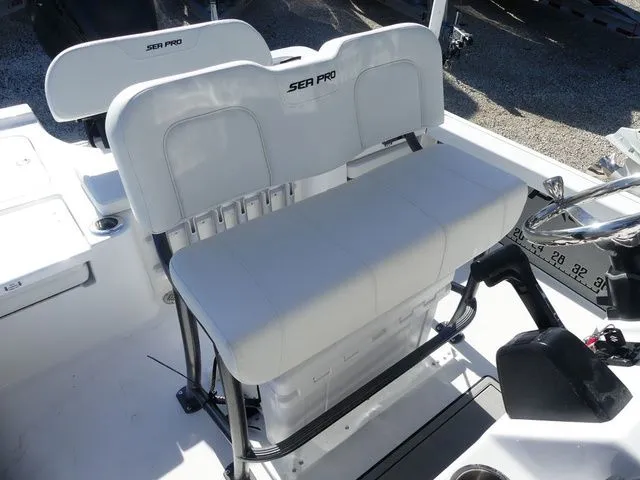 Slide: The Image of Sea Pro 230 DLX 2026 - 12