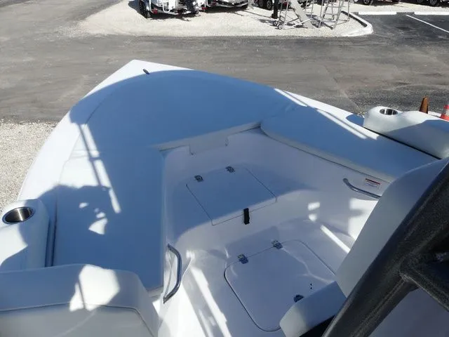 Slide: The Image of Sea Pro 230 DLX 2026 - 16