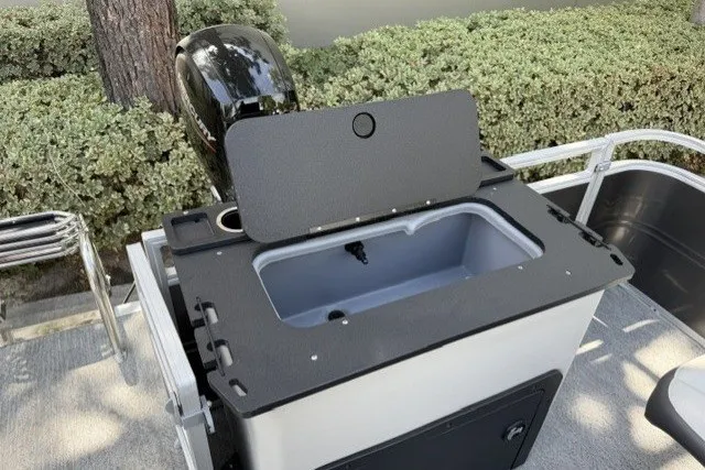 Slide: The Image of Livewell on 2026 Sun Tracker Fishin' Barge 22 DLX pontoon boat, open lid view. - 13