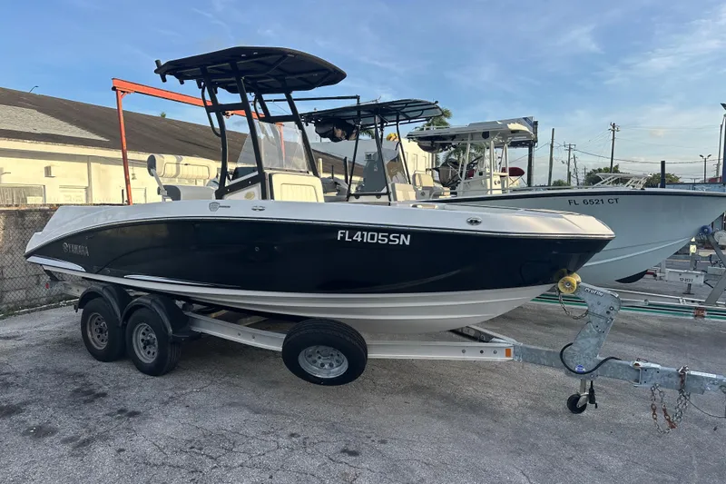 Slide: The Image of 2020 Yamaha Boats 210 FSH on trailer, parked outdoors in a lot. - 15