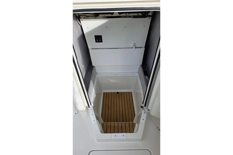 Slide: The Image of 2019 Ranger 2510 Bay Ranger boat deck with storage compartments and trolling motor. - 11