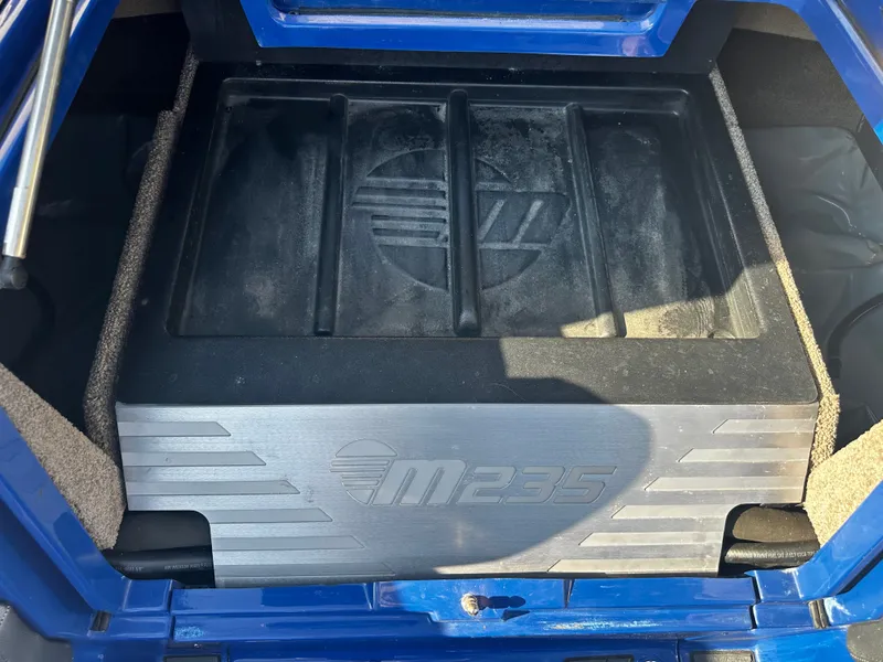 Slide: The Image of Malibu M235 2017 trunk with logo detail view. - 29