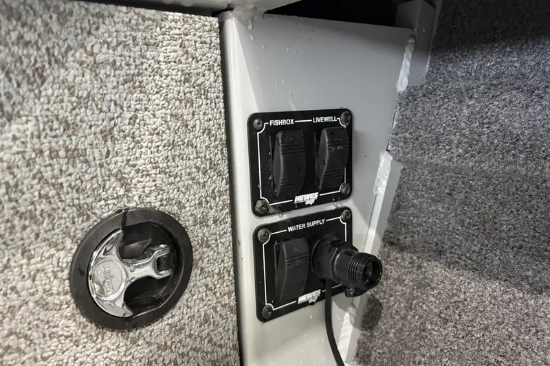 Slide: The Image of Control panel on 2026 Hewescraft 190 Sea Runner ET boat, featuring fishbox and livewell switches. - 27