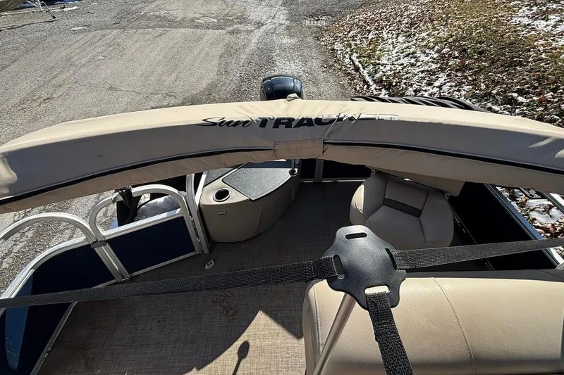 Slide: The Image of 2023 Sun Tracker Fishin' Barge 20 DLX pontoon boat on a snowy dock. - 11