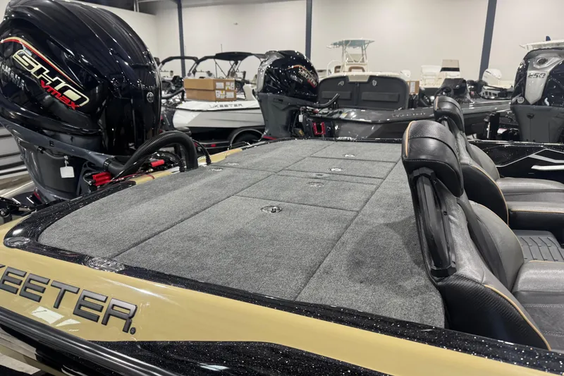 Slide: The Image of 2026 Skeeter FXR20 Apex boat with Yamaha VMAX engine in showroom. - 27