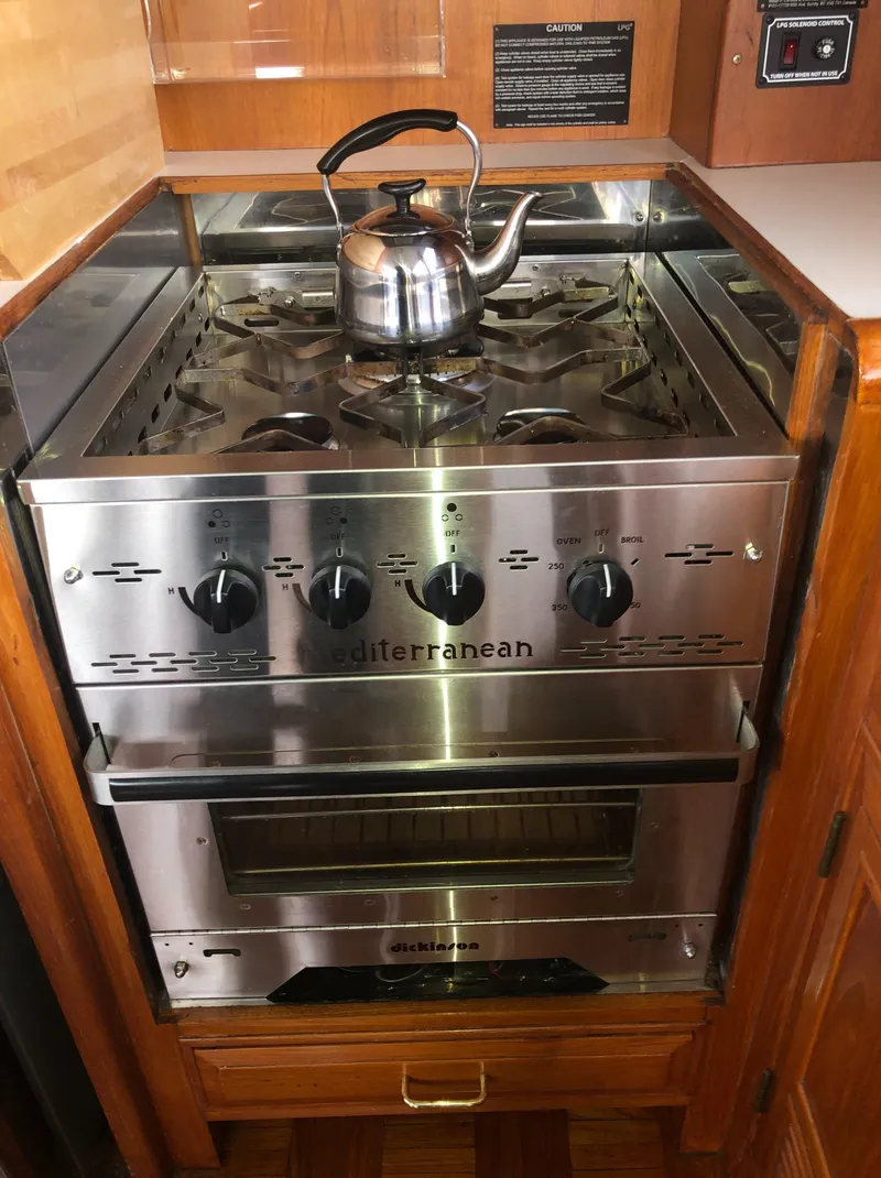 Slide: The Image of Stainless steel stove with kettle on Ocean Alexander 1985 motoryacht. - 42