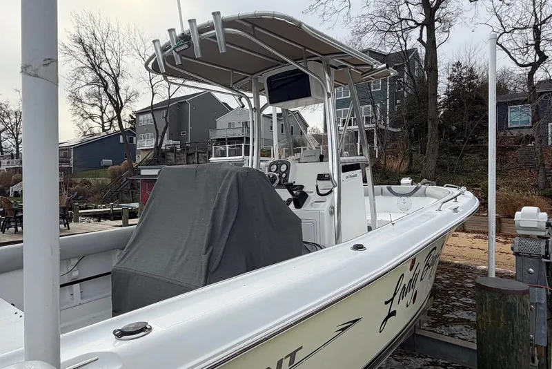Slide: The Image of 2009 Sea Hunt Ultra 232 boat with Yamaha engine and cushioned seating. - 4