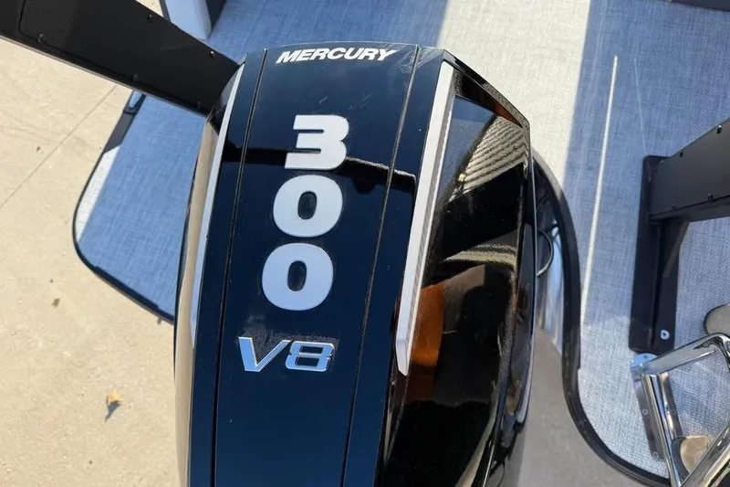 Slide: The Image of Mercury 300 V8 engine on 2026 Alera M 25Q boat, top view. - 8