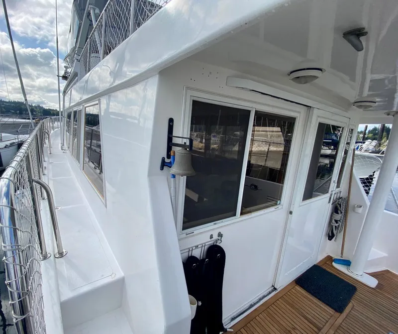 Slide: The Image of Ocean Alexander 510 Pilothouse 1999, side view with deck and windows. - 17