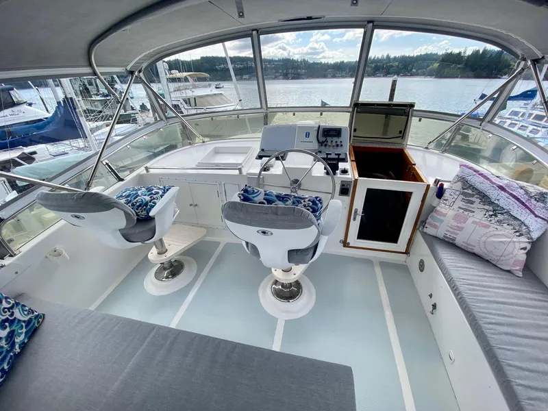 Slide: The Image of Interior view of 1999 Ocean Alexander 510 Pilothouse yacht. - 25