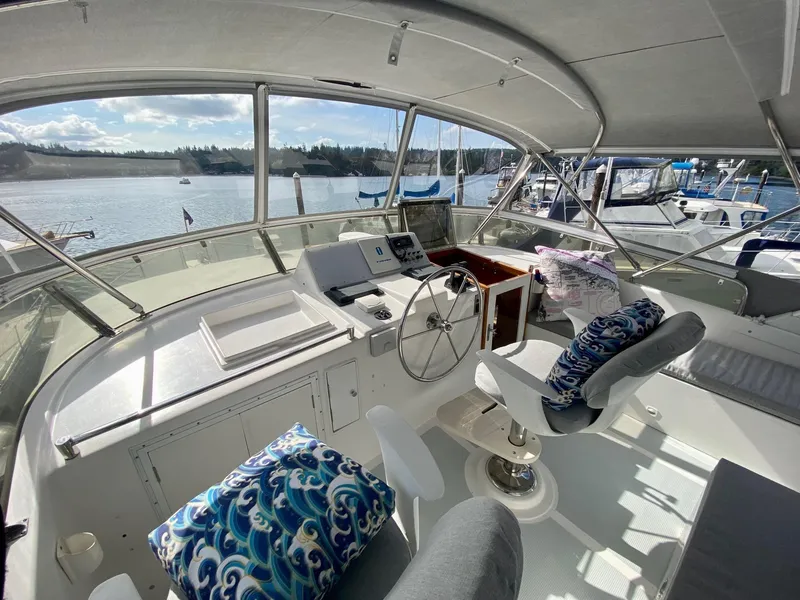 Slide: The Image of Interior view of 1999 Ocean Alexander 510 Pilothouse yacht. - 27