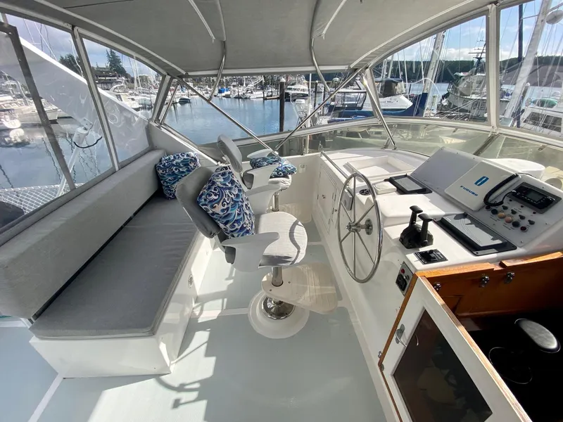 Slide: The Image of Interior view of 1999 Ocean Alexander 510 Pilothouse yacht. - 28