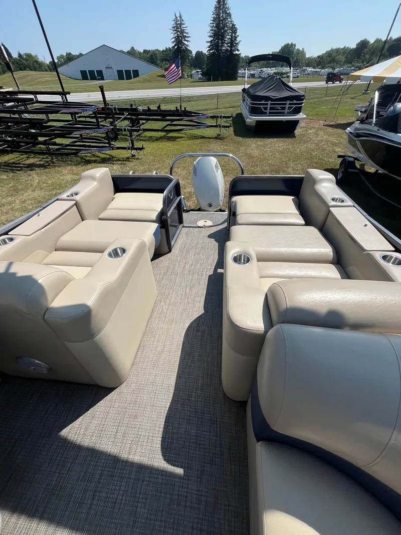 Slide: The Image of Manitou Oasis 230 VP triple Pontoon 2017 - 10