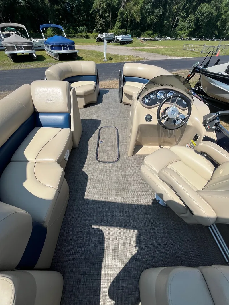 Slide: The Image of Manitou Oasis 230 VP triple Pontoon 2017 - 3