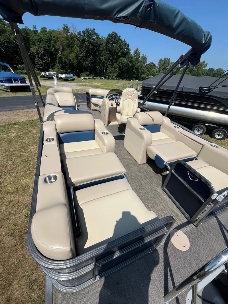 Slide: The Image of Manitou Oasis 230 VP triple Pontoon 2017 - 4