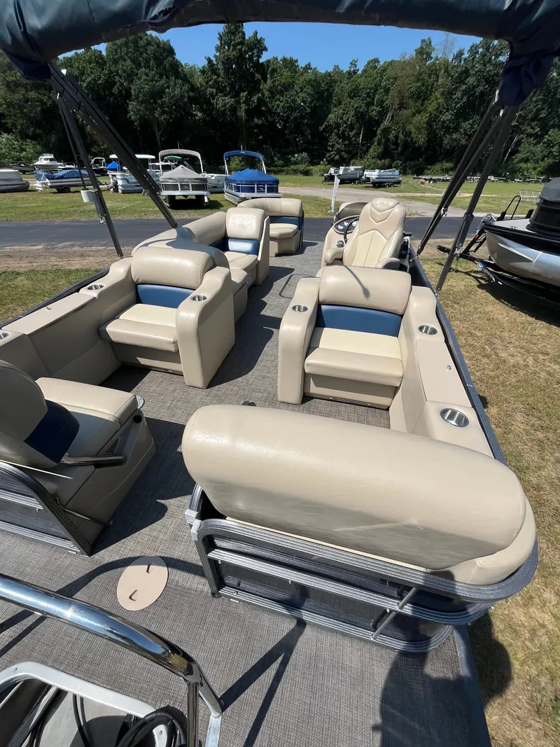 Slide: The Image of Manitou Oasis 230 VP triple Pontoon 2017 - 5