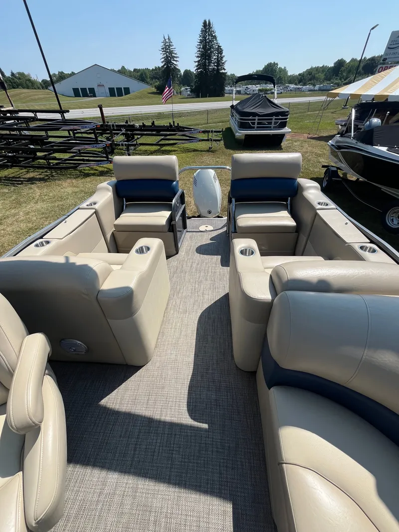 Slide: The Image of Manitou Oasis 230 VP triple Pontoon 2017 - 7