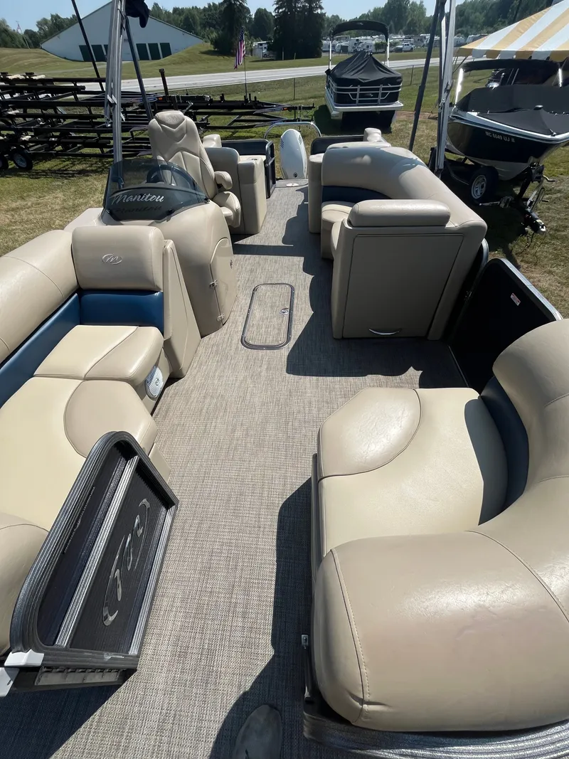 Slide: The Image of Manitou Oasis 230 VP triple Pontoon 2017 - 8