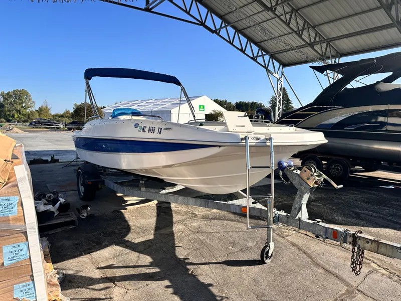 Slide: The Image of Bayliner 197 Deck Deck Boat 2007 - 2