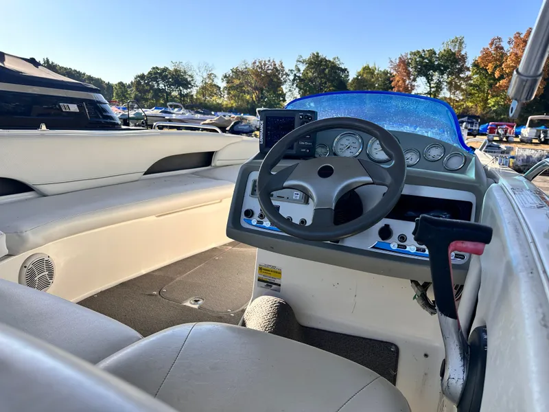 Slide: The Image of Bayliner 197 Deck Deck Boat 2007 - 5