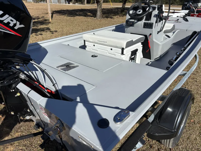 Slide: The Image of Tracker Bass Tracker Classic CC 2026 - 11