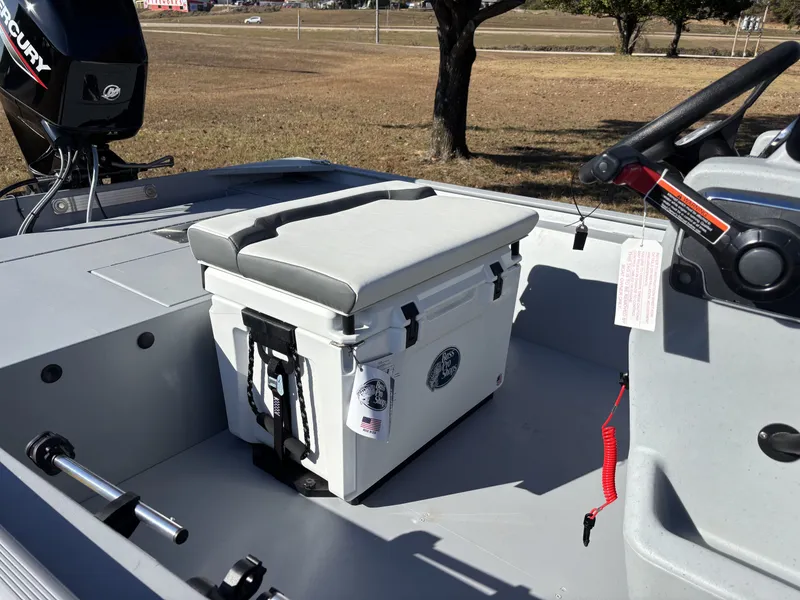 Slide: The Image of Tracker Bass Tracker Classic CC 2026 - 12