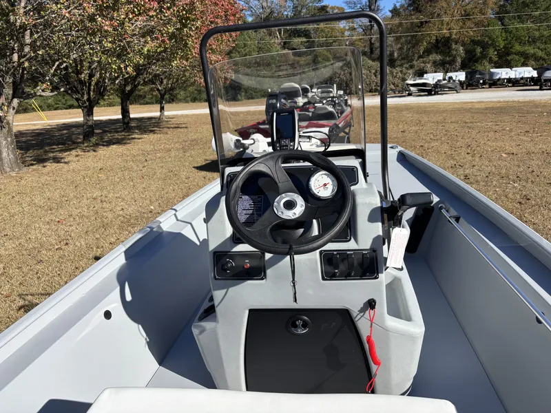 Slide: The Image of Tracker Bass Tracker Classic CC 2026 - 13