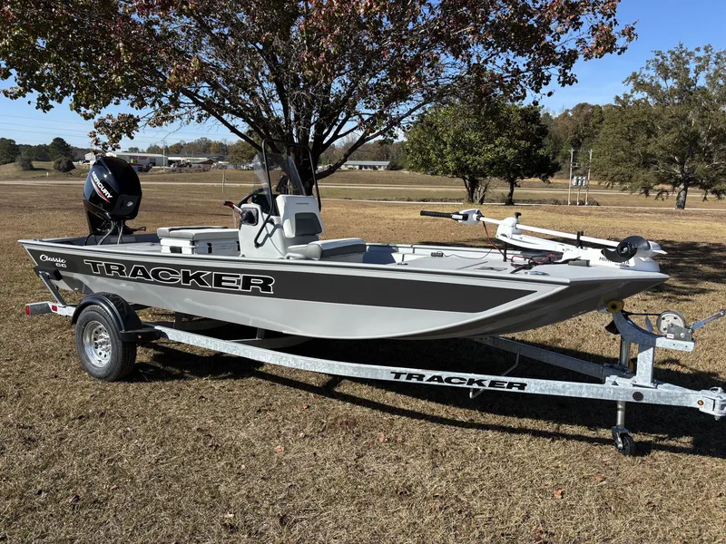 Slide: The Image of Tracker Bass Tracker Classic CC 2026 - 3