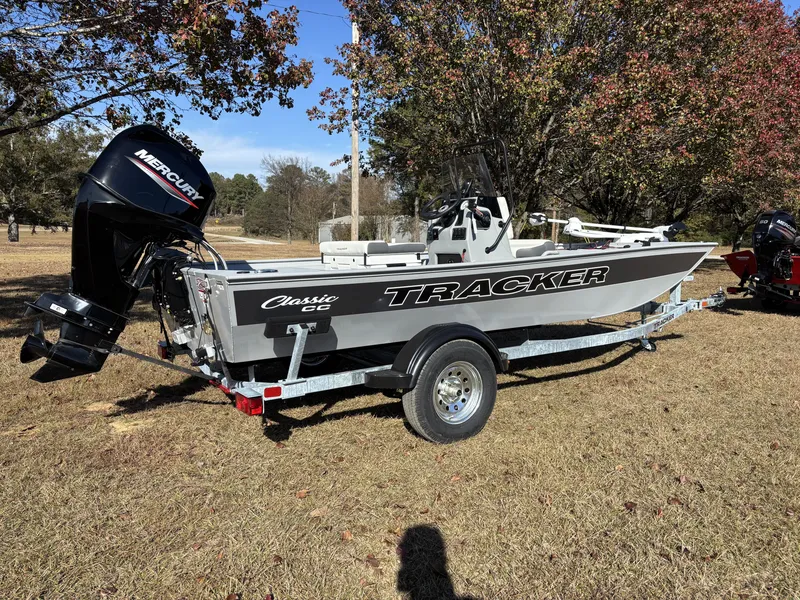 Slide: The Image of Tracker Bass Tracker Classic CC 2026 - 4