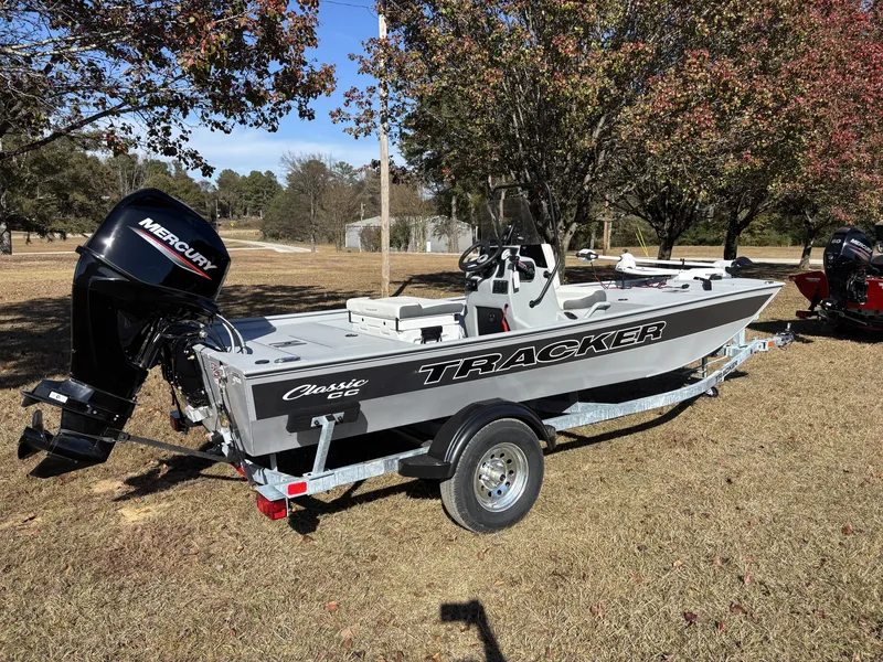 Slide: The Image of Tracker Bass Tracker Classic CC 2026 - 5