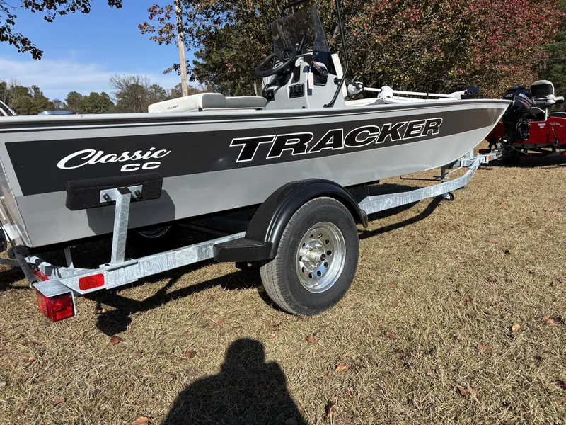 Slide: The Image of Tracker Bass Tracker Classic CC 2026 - 6