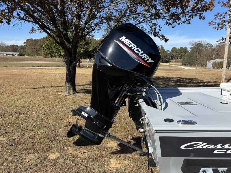 Slide: The Image of Tracker Bass Tracker Classic CC 2026 - 7