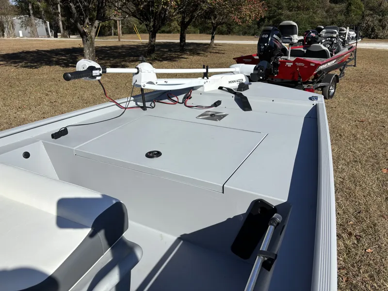 Slide: The Image of Tracker Bass Tracker Classic CC 2026 - 8