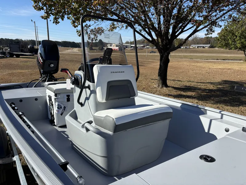 Slide: The Image of Tracker Bass Tracker Classic CC 2026 - 9