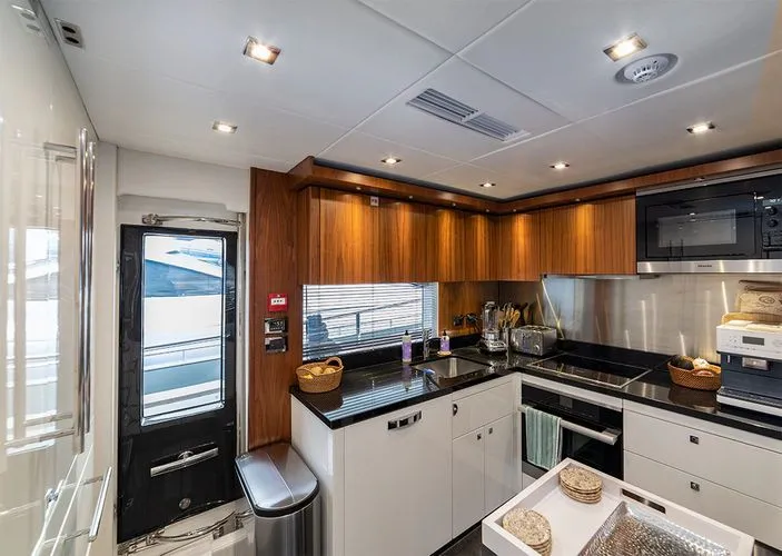 Slide: The Image of 2015 Sunseeker 28 Metre Yacht - Image 14 - 14