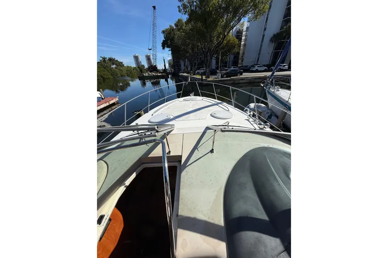 Slide: The Image of 2005 Four Winns 348 Vista boat with swim ladder and dock bumper. - 12