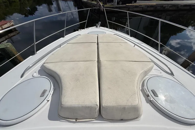 Slide: The Image of 2005 Four Winns 348 Vista boat deck with cushioned sunbathing area and hatch covers. - 81