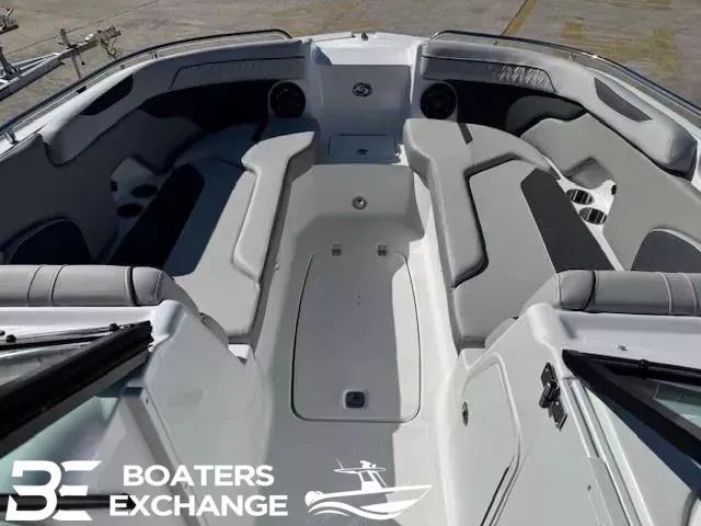 Slide: The Image of Hurricane SunDeck 2400 OB 2026 - 10