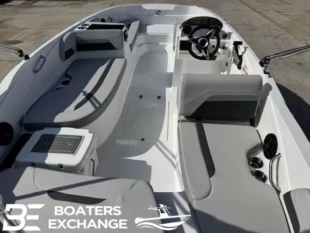 Slide: The Image of Hurricane SunDeck Sport 185 OB 2026 - 3