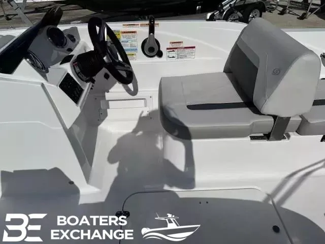 Slide: The Image of Hurricane SunDeck Sport 185 OB 2026 - 6